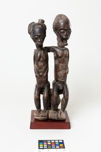 Couple assis, vers 1885-99 (bois) - Master of the Barnes Couple