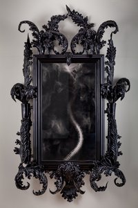 East of Eden, 2013 (verre de Murano noir, miroir de surveillance, acier, bois, laque, écran LCD et disque dur) - Mat Collishaw