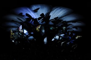 The Garden of Unearthly Delights, 2009 (acier, aluminium, plâtre, résine, lumières LED, moteur) - Mat Collishaw