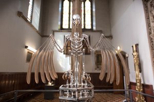 The Nerve Rack, 2019 (acétal, acrylique, aluminium, laiton, circuit électrique, peinture, PVC, résine, servomoteurs, acier) - Mat Collishaw