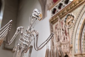 The Nerve Rack, 2019 (acétal, acrylique, aluminium, laiton, circuit électrique, peinture, PVC, résine, servomoteurs, acier) - Mat Collishaw