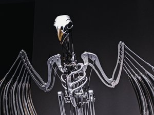 The Nerve Rack, 2019 (acétal, acrylique, aluminium, laiton, circuit électrique, peinture, PVC, résine, servomoteurs, acier) - Mat Collishaw