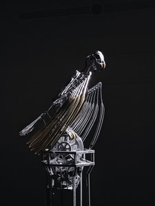 The Nerve Rack, 2019 (acétal, acrylique, aluminium, laiton, circuit électrique, peinture, PVC, résine, servomoteurs, acier) - Mat Collishaw