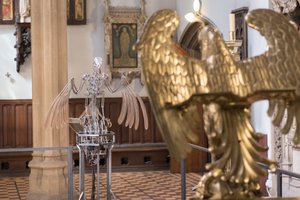 The Nerve Rack, 2019 (acétal, acrylique, aluminium, laiton, circuit électrique, peinture, PVC, résine, servomoteurs, acier) - Mat Collishaw