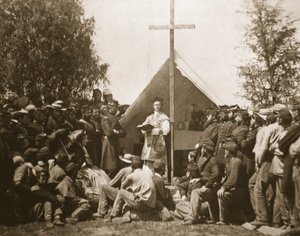 Père Thomas H. Mooney dirigeant la messe dominicale, 69e régiment d