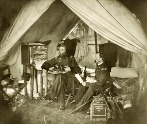 Général Jefferson C. Davis et officier assis dans une tente, pub.1861 (photo) - Mathew and studio Brady