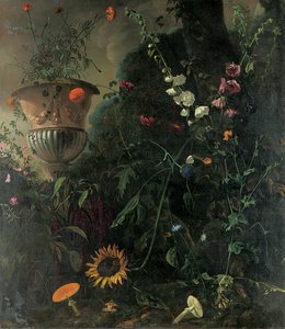 Rose trémière, roses, une fleur de dentelle bleue, tournesol et champignons, avec des soucis dans une urne près d