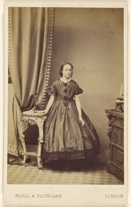 [Femme non identifiée, debout] - Maull and Polyblank