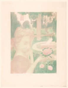 Jeune femme recevant un bouquet de fleurs dans un jardin