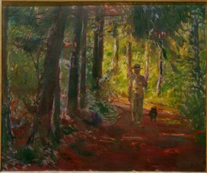 Homme sur un chemin forestier