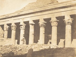 Colonnade latérale de la cour du Temple d