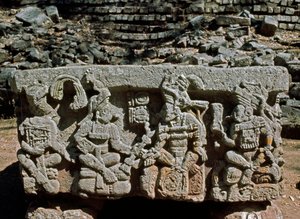 Autel Q avec couronnement du roi du soleil levant, 776 après J.-C. - Mayan