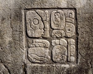Glyphes dans la maison C, patio 2 du palais - Mayan