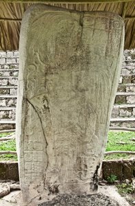 Stèle 9 représentant Ajb’alun Haab’tal Wat’ul K’atel, roi classique terminal de Seibal, Guatemala, commémorant la fin du 9ème Katun en 849 après J.-C. - Mayan