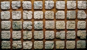 Calendrier maya (320-1697) composé de différents glyphes (pierres gravées)