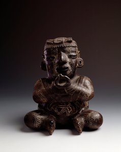 Art précolombien, civilisation maya, période initiale : vase anthropomorphe en argile représentant un homme assis avec les mains jointes en forme de cercle - Mayan Mayan