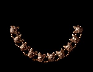 Art précolombien, civilisation maya, période postclassique : collier en or composé d