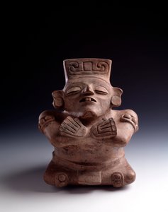 Art précolombien, civilisation maya, période classique : vase anthropomorphe en argile représentant un personnage assis, les jambes et les bras croisés, le visage tourné vers le haut. De La Lagunita, Quiché, Guatemala