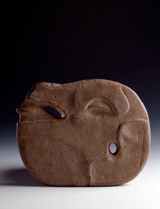 Art précolombien, civilisation maya, période classique : hache zoomorphe en pierre sculptée représentant une tête de cerf