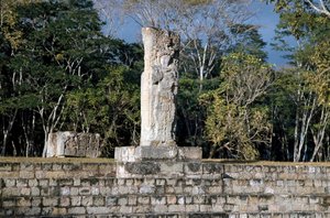 La stèle 2 surplombant le terrain de jeu de balle, 652 AD - Mayan Mayan
