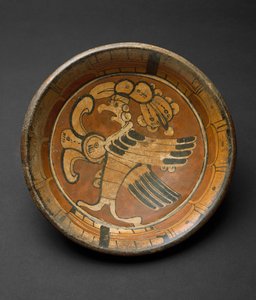 Assiette sur trépied avec oiseau surnaturel, 550-800 apr. J.-C.