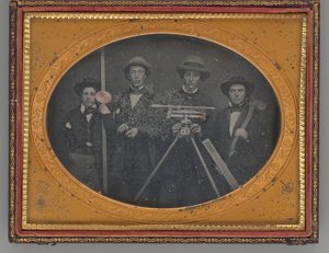 Portrait de groupe sans titre de géomètres, 1855. - McDonell and Co.