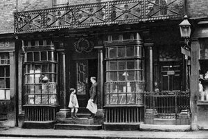 Une devanture de magasin, Artillery Lane, près de Bishopsgate, Londres, 1926-1927 - McLeish