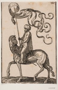 Porteur de standard à cheval, profil vers la gauche; la standard est à trois pointes et une plume est suspendue en dessous; son épée placée entre sa jambe gauche et le flanc du cheval