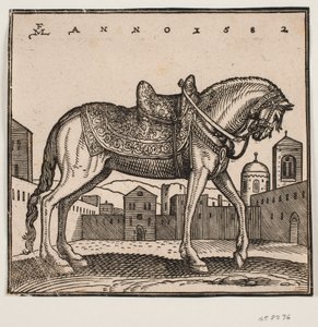 Cheval élégamment sellé, profil vers la droite, sur une place rectangulaire