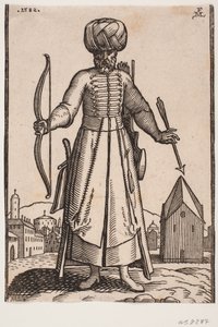 Soldat portant un turban vu de face avec les bras étendus, debout sur une place ouverte dans une ville; dans la main droite, il tient un arc, dans la gauche une flèche; derrière l