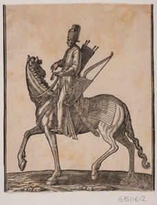 Soldat monté, profil vers la droite; il porte son épée et son arc à son côté gauche et le carquois à son côté droit