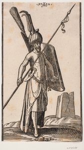 Soldat debout avec un bouclier courbé dans la main gauche et une lance dans la main droite, tenue en biais; épée à son côté gauche, une dague insérée dans la ceinture à son côté gauche; en arrière-plan à droite, la ruine d