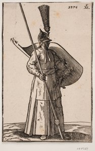 Soldat debout, tourné vers la droite; portant un casque pointu avec une grande plume; tenant une lance dans la main droite, dont le sommet dépasse le cadre supérieur; portant un bouclier sur le bras gauche avec l