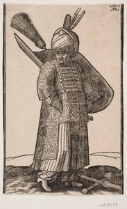 Soldat corpulent debout, avec la main droite dans la poche, tourné vers la droite; deux plumes dans le turban; épée à gauche, bouclier avec plume sur le bras gauche; massue et lance croisées sur le sol devant lui