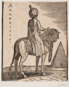 Cavalier portant un turban, non armé, vu de biais par derrière; à droite en arrière-plan une pyramide