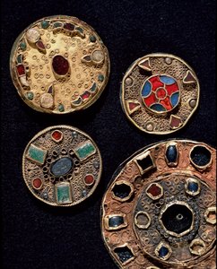 Archéologie du Moyen Âge. Art barbare de la Gaule : fibules en or et argent, style polychrome - Merovingian