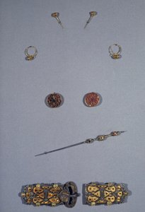 Art mérovingien (Gaule) : Ensemble de la reine des Francs Arnegonde ou Aregonde (v.515-600), vers 570. Épouse de Clotaire Ier (511-561). De haut en bas : paire d