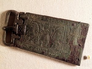 Art mérovingien : boucle de ceinture en bronze du royaume burgonde (peuple barbare) représentant Daniel dans la fosse aux lions. 550-626. De Franche-Comté. Musée National d