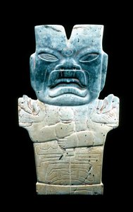 Plaque anthropomorphique, peut-être le Serpent de Feu, précolombien, 800-400 av. J.-C. (serpentine et cinabre)