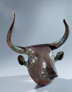 Mésopotamie : Tête de taureau en cuivre (pièce de mobilier ou harpe). Période sumérienne. 2500 av. J.-C. de Tello - Mesopotamian