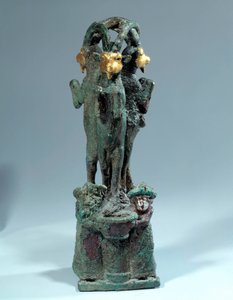 Mésopotamie : support de coupe en argent, bronze et or en forme de trois ibex cabrés. 18ème siècle av. J.-C. 1ère dynastie de Babylone. De Larsa