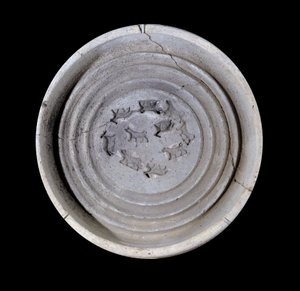 Mésopotamie : coupe en terre cuite avec des animaux. 1750 av. J.-C. Des plats royaux du palais du roi Zimrilim à Mari - Mesopotamian