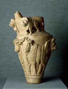Art mésopotamien: vase rituel en calcaire avec taureaux et lions. H. 30,2 cm Du site d
