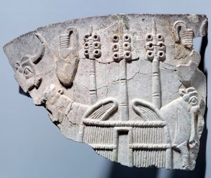 Mésopotamie : scène de relief stable sur un fragment de vase sculpté dans le style d