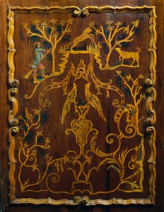 Armoire en bois de style rococo avec incrustations polychromes et base, période coloniale