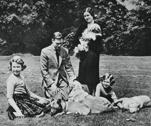 La famille royale comme un groupe heureux d