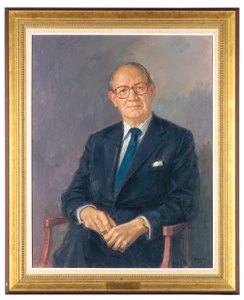 Portrait de Lord Aldington, assis portant un costume sombre - Michael Noakes