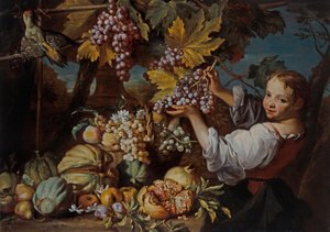 Une jeune fille présentant une grappe de raisins avec une nature morte de fruits