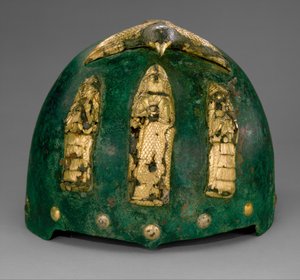 Casque avec des figures divines sous un oiseau aux ailes déployées, c.1500-1100 av. J.-C. (bronze, feuille d