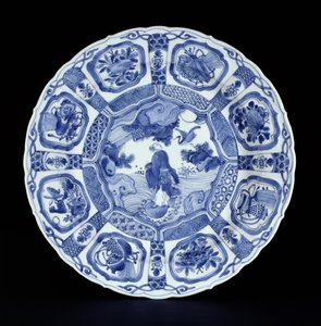 Plat kraak bleu et blanc peint avec Li Tiegvai traversant la mer sur une double gourde, période Wanli, 1594-1610 (porcelaine)